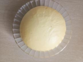 面团放入碗中盖上保鲜膜室温发酵两倍大。