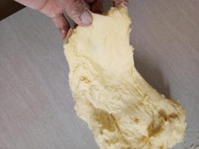 经过静置一段时间的面团已经能拉出膜了。