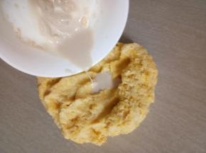 取15克水将酵母融化倒在面团上，这时揉面会有点黏经过揉、摔、撮等动作面团在上手会慢慢的变得没那么黏了。