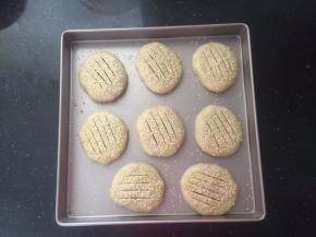 用锋利的刀子划几刀。