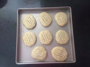 用锋利的刀子划几刀。