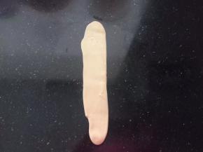 再取一份第二次擀成椭圆形。