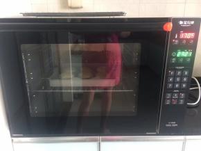 将ukoeoE6050风炉烤箱设定温度为170度、加热时间为25分钟，达到设定温度后会有智能提示音，接下来放入烤盘于中下层进行烘烤，待听到烘烤结束提示音后取出。