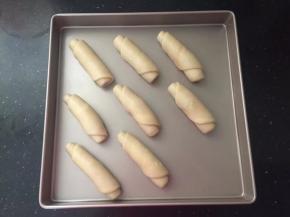 自下而上卷起，放入烤盘中。