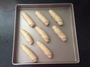 自下而上卷起，放入烤盘中。