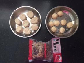 把水油皮、油酥分成8等份，揉成小球放入盘中备好。