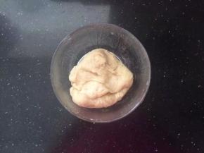 把水油皮的所有材料称量好倒入盆中，快速搅拌成面团，盖上保鲜膜备用。
