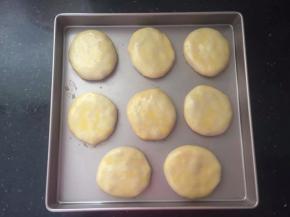 刷上一层薄薄的蛋黄液。