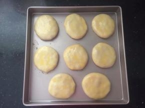 刷上一层薄薄的蛋黄液。