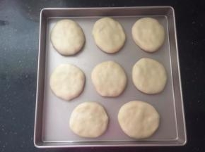 收口向下放在烤盘上，按扁。