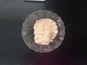 把油酥的材料倒入小盆中搅拌均匀，盖上保鲜膜放入冰箱冷藏备用。