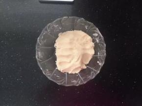 把油酥的材料倒入小盆中搅拌均匀，盖上保鲜膜放入冰箱冷藏备用。