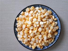 玉米剥粒洗净。