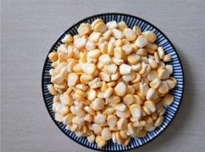 玉米剥粒洗净。