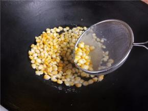 煮熟的玉米粒沥水捞出 。