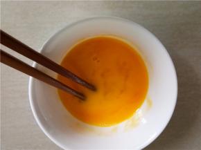 鸡蛋打散。