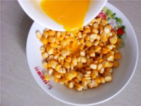 倒入晾凉的熟玉米粒中。