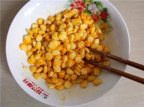 用筷子搅拌均匀。（让玉米粒均匀的裹上蛋液）