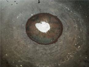 热锅下油，油量比平时炒菜多一些。