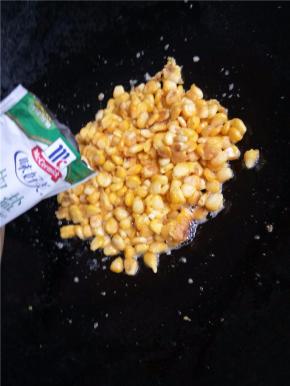 趁热加入椒盐和葱花拌匀即可。