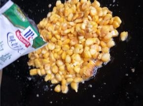 趁热加入椒盐和葱花拌匀即可。