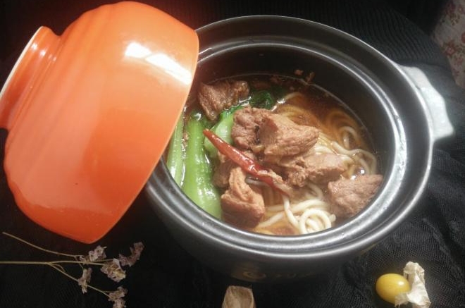 红汤牛肉面