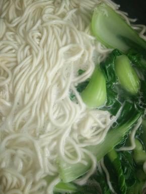 清水煮面，放几颗青菜一锅出。