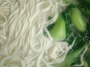 清水煮面，放几颗青菜一锅出。