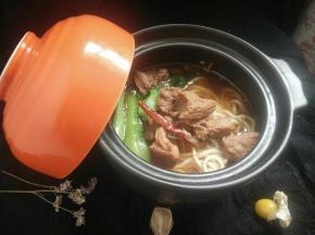 捞出面条放上青菜，浇上牛肉。