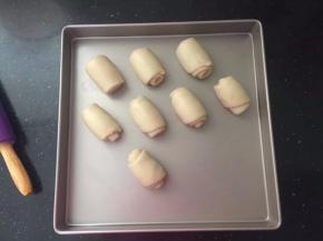 自下而上卷起。