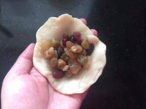 擀成圆皮，放入一勺蜜豆。