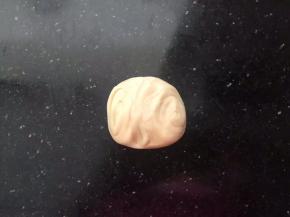 取一份两端捏向中间。