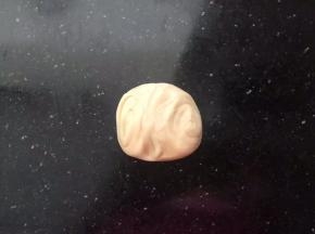 取一份两端捏向中间。