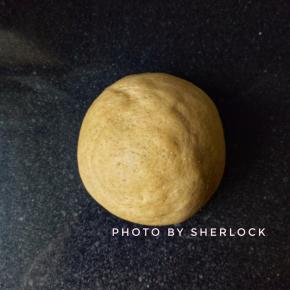 2. 南瓜泥和高粉全麦粉和成一个光滑的面团，发酵至2.5倍大