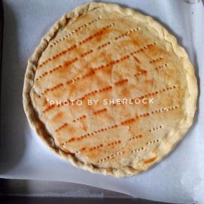 3. 擀成薄薄的圆形，边缘可以卷起一些，用叉子的面饼上插一些小孔，抹上一大勺番茄酱