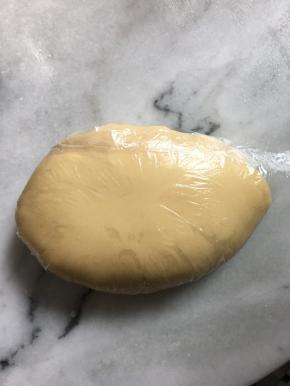 搅拌均匀后用保鲜袋装好静置2小时，（也可以用保鲜膜包裹住面团）这样做是防止水分流失！