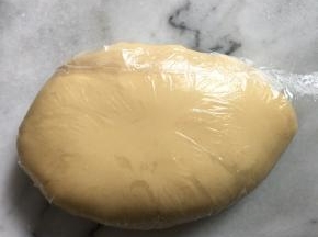 搅拌均匀后用保鲜袋装好静置2小时，（也可以用保鲜膜包裹住面团）这样做是防止水分流失！
