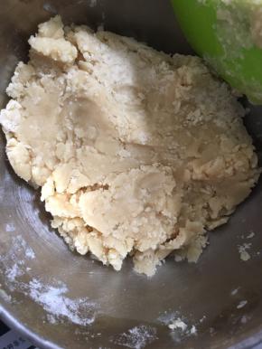 倒入中筋粉，要轻轻的搅拌，压实就可以了