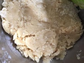 倒入中筋粉，要轻轻的搅拌，压实就可以了