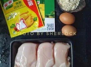 鸡胸肉洗净，透明的白膜尽量去除，不然容易有怪味儿。