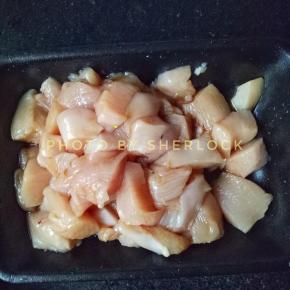 洗净后切块，倒入生抽，黄酒，鸡粉，搅拌均匀后腌制半小时，有条件可放冰箱腌制过夜，更入味儿