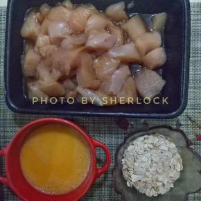 鸡蛋打散，准备好燕麦