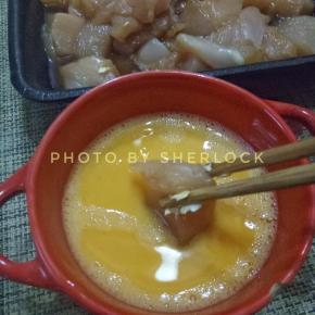 腌制好的鸡胸肉，先过一遍蛋液