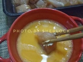 腌制好的鸡胸肉，先过一遍蛋液