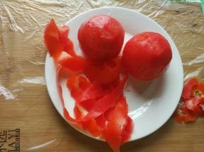 用水果刀去皮，别切断留着做成花朵装饰