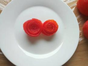 切下来的皮卷起来就变成一朵花了