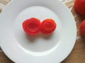 切下来的皮卷起来就变成一朵花了