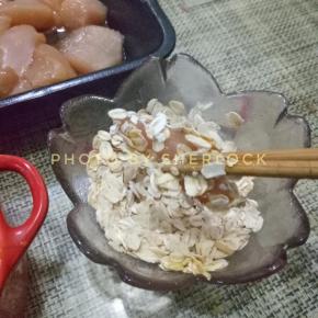 捞出后在燕麦片里滚一圈儿