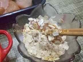 捞出后在燕麦片里滚一圈儿