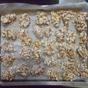 码入烤盘中，送入预热好的烤箱200℃20min左右